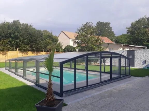 Abri piscine sur-mesure : la solution idéale pour votre espace
