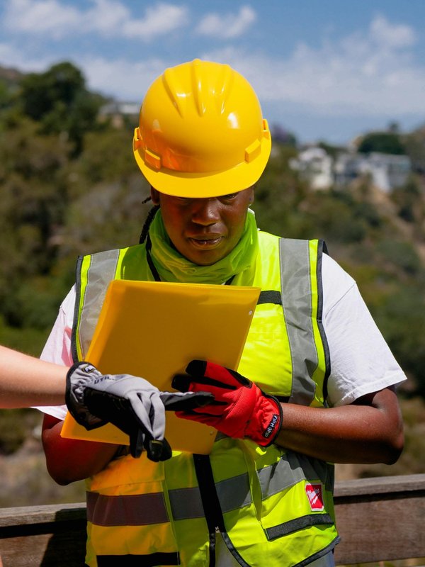 Protéger ses équipes avec des casques de sécurité pour le travail en hauteur