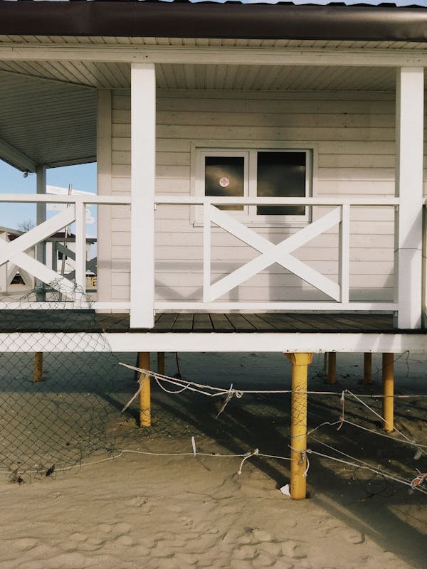 Terrasse sur pilotis en Bretagne : concevez votre espace sur-mesure